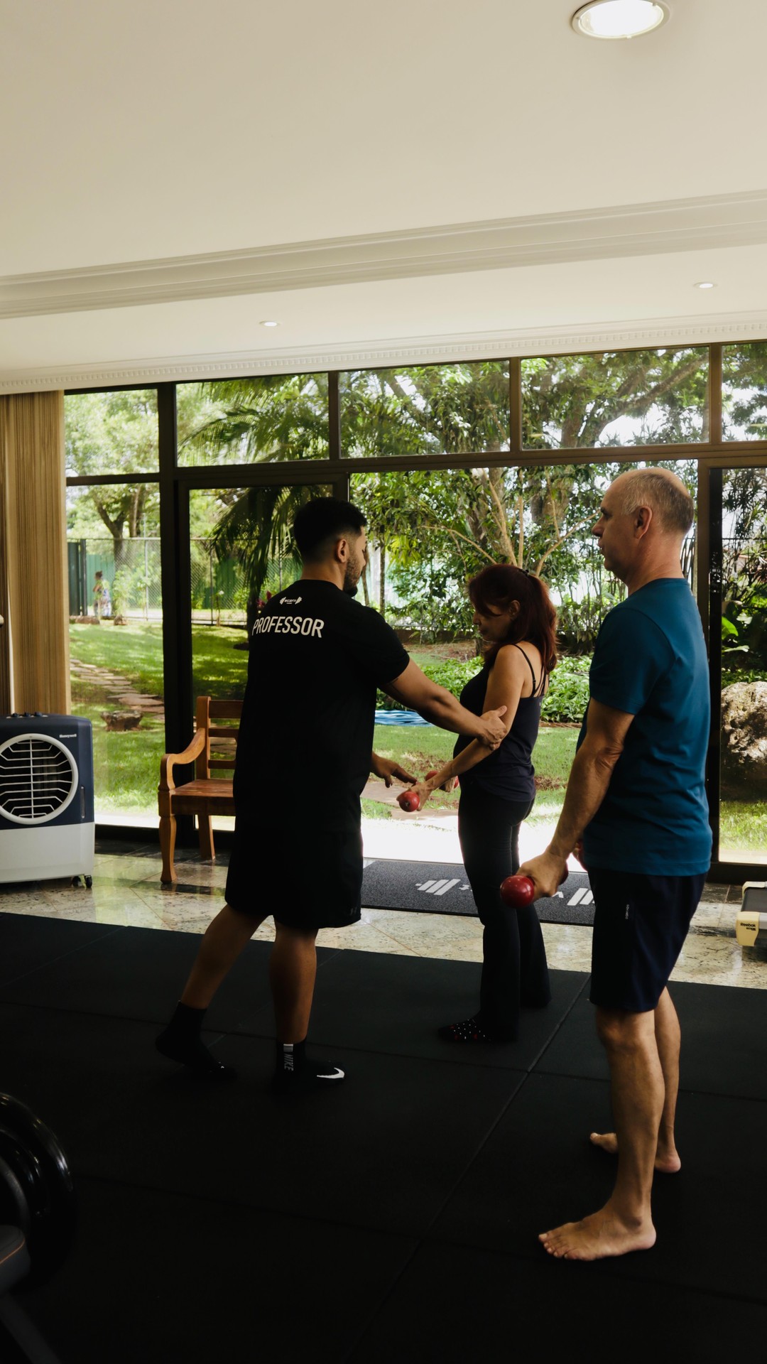 Instrutor orientando alunos durante treinamento